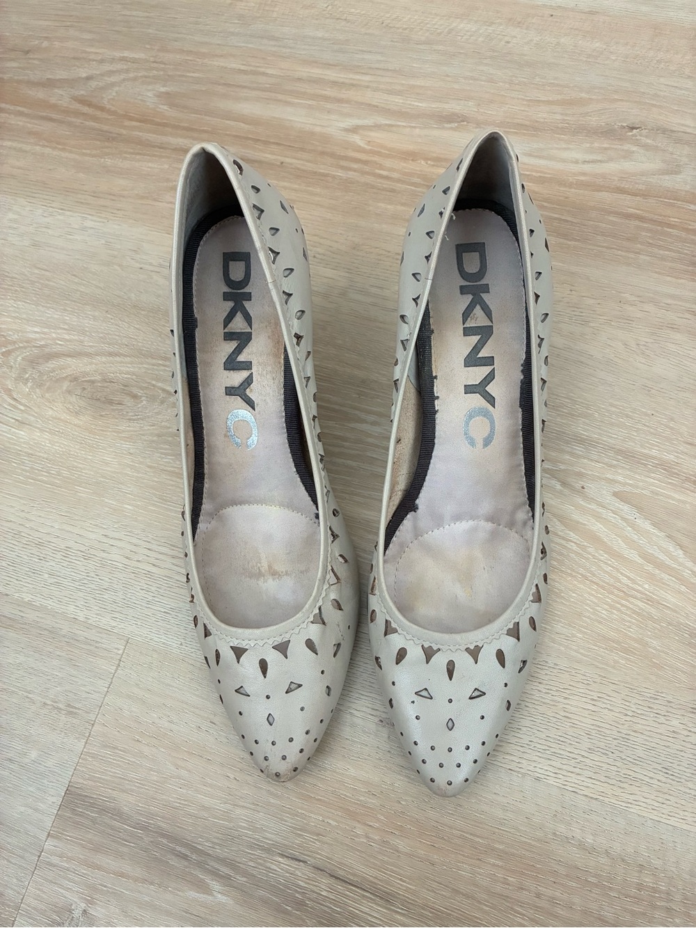 DKNY light grey, perforated Pointed-Toe Mid-Heels